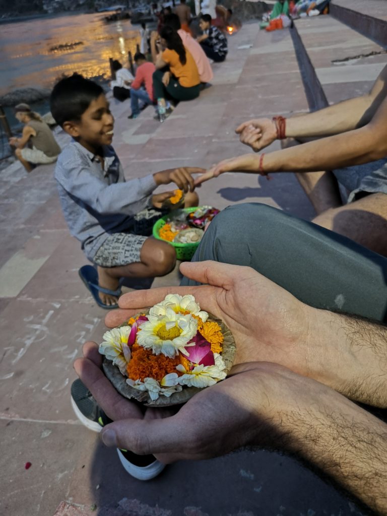 Fleurs pour une offrande au Gange à Rishikesh 
