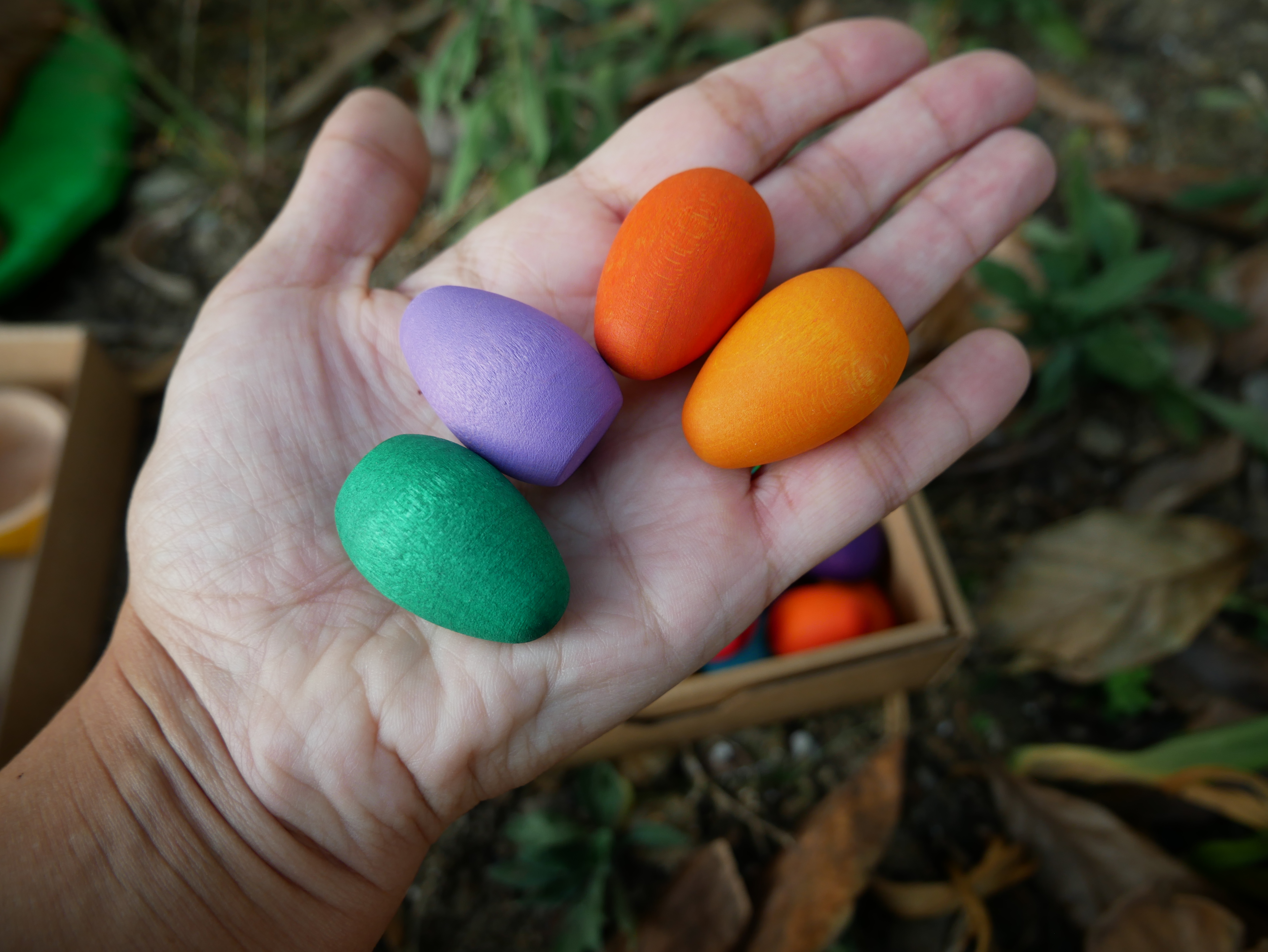 Œufs colorés présentés dans une main