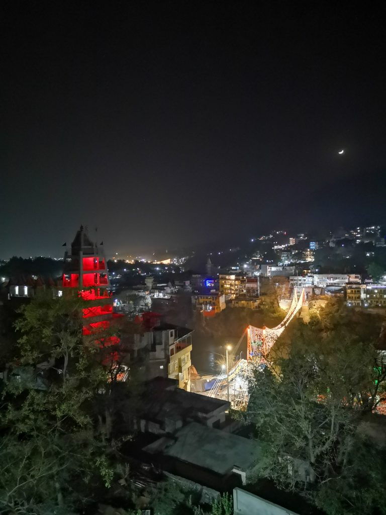 Vue sur la ville de Rishikesh depuis le Bunk Stay Hostel 
